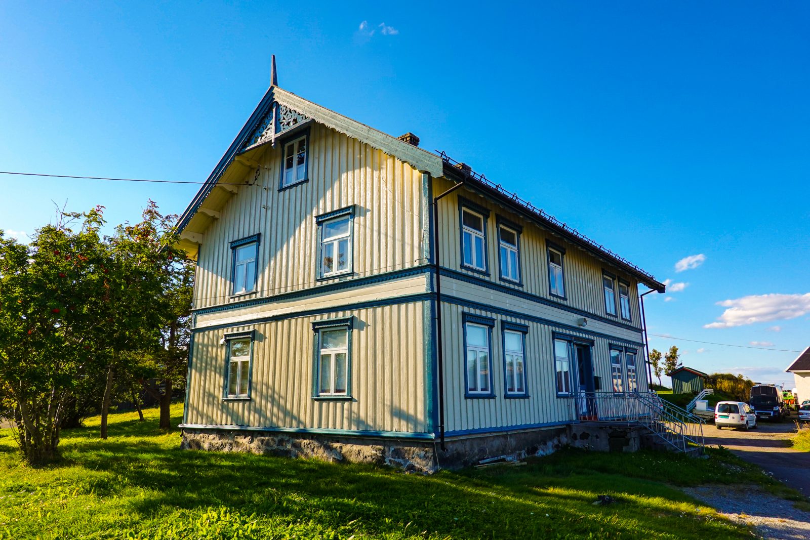 The historic merchant residence at Stangerholmen in Laukvik under a clear summer sky