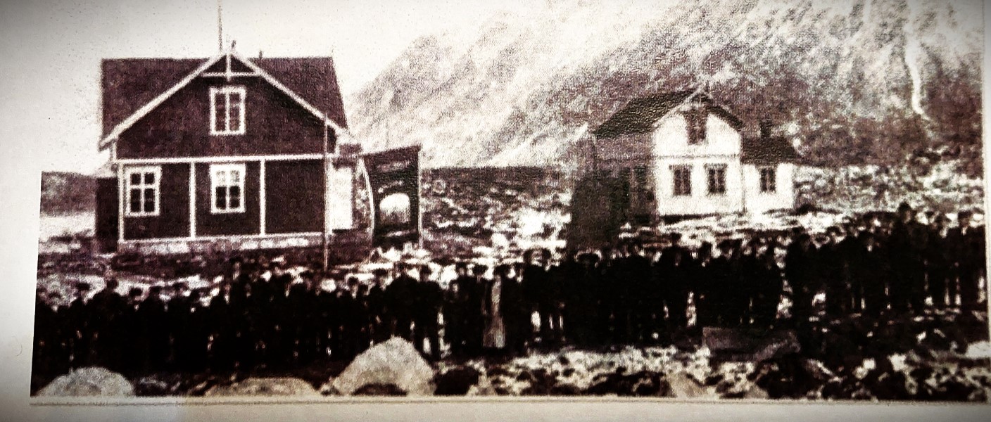 Historic photograph of a large gathering in front of the telephone station and the director's residence at Matmora